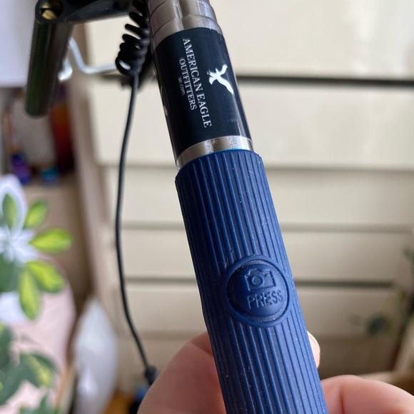 ABERCROMBIE & FITCH SELFIE STICK - CONNECTS TO PHONE! - Picture 2 of 4